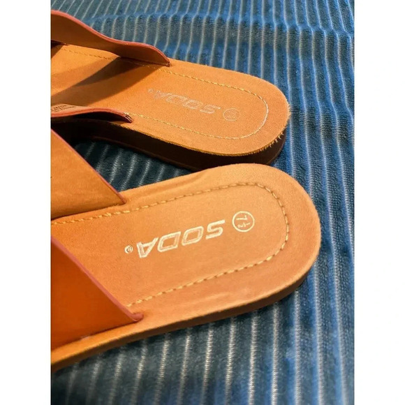 Soda Women’s Tan Sandals Size 7.5 - Picture 2 of 4